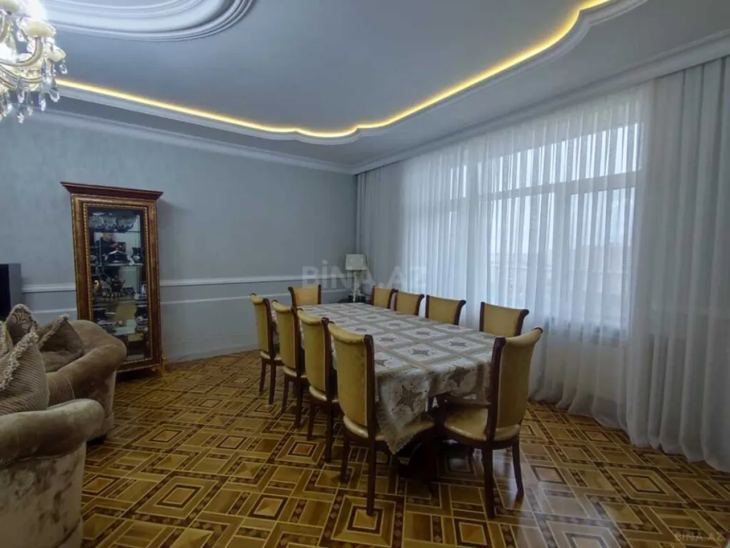 Satılır 4 otaqlı mənzil 220 m²