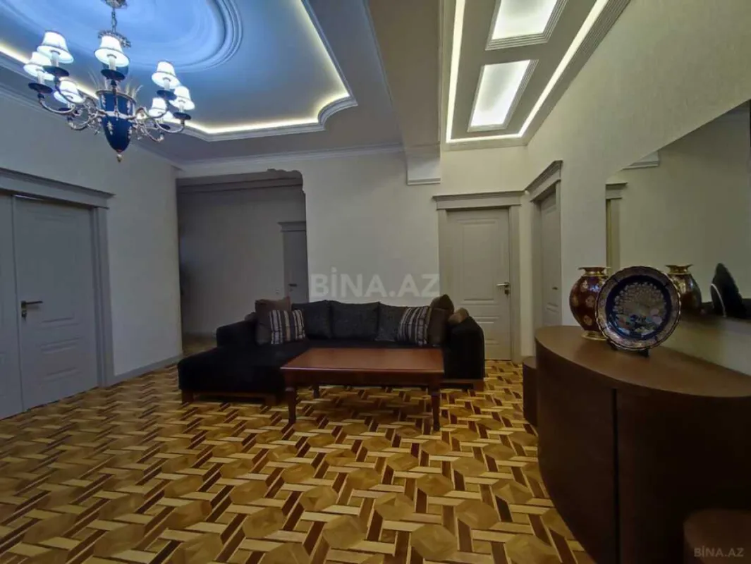 Satılır 4 otaqlı mənzil 220 m²