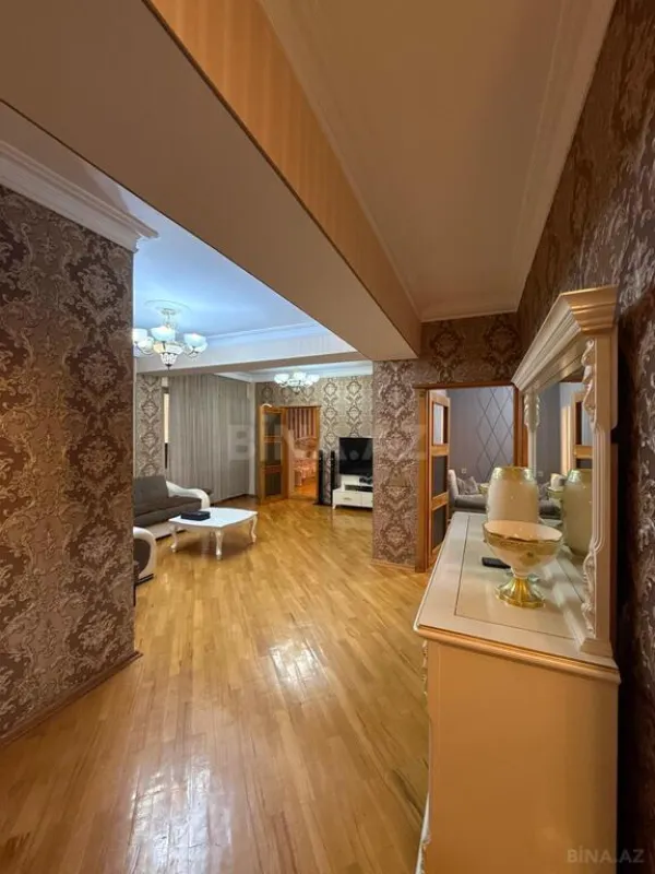 Satılır 4 otaqlı mənzil 123 m²
