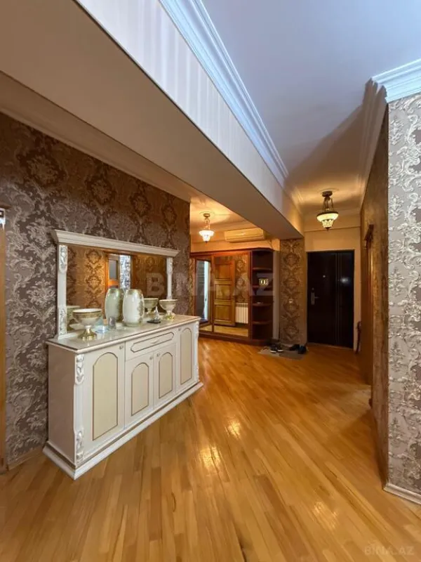 Satılır 4 otaqlı mənzil 123 m²