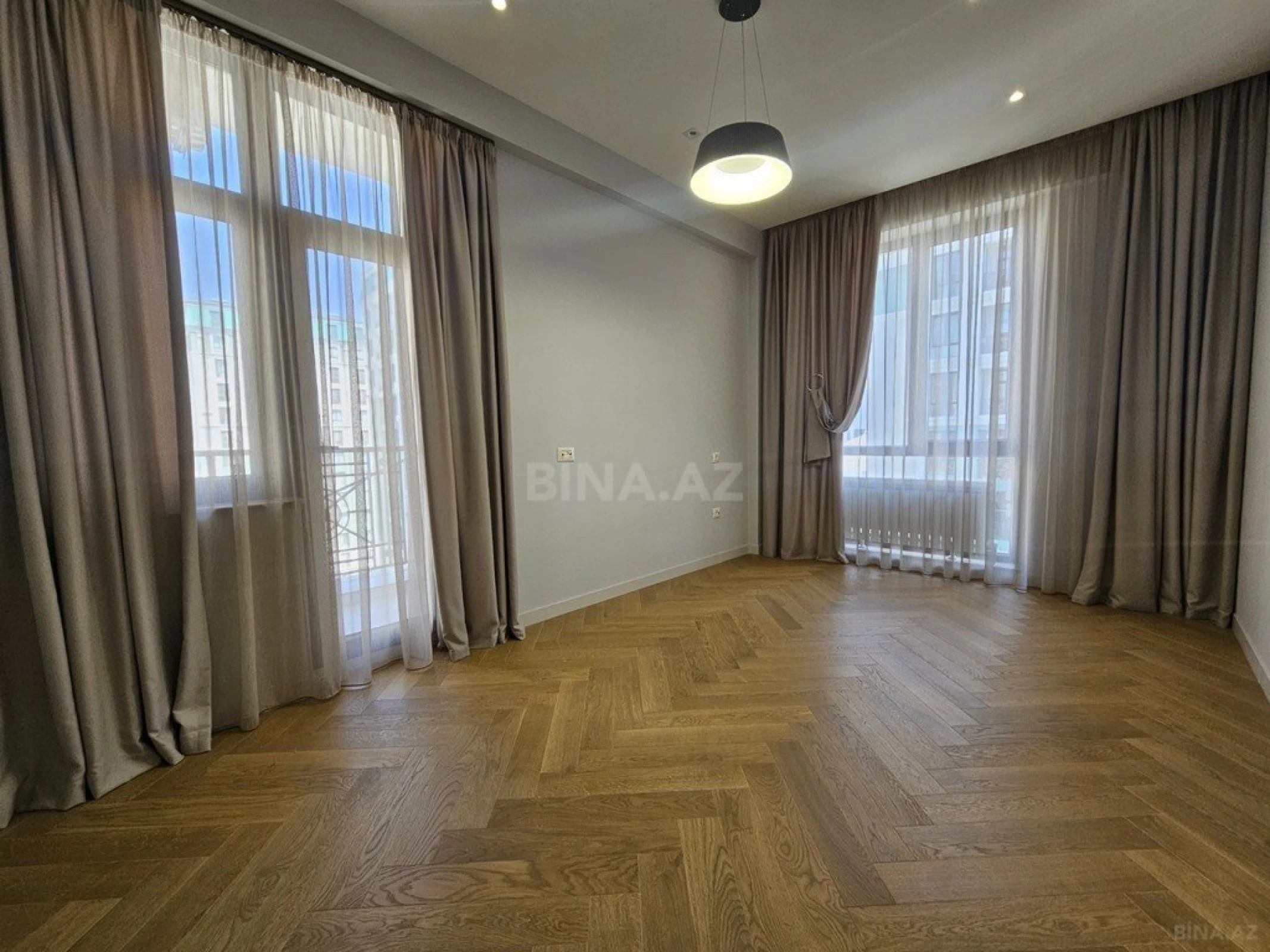 Satılır 3 otaqlı mənzil 134 m²