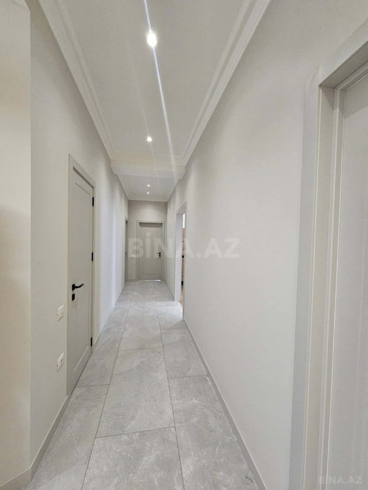 Satılır 3 otaqlı mənzil 134 m²