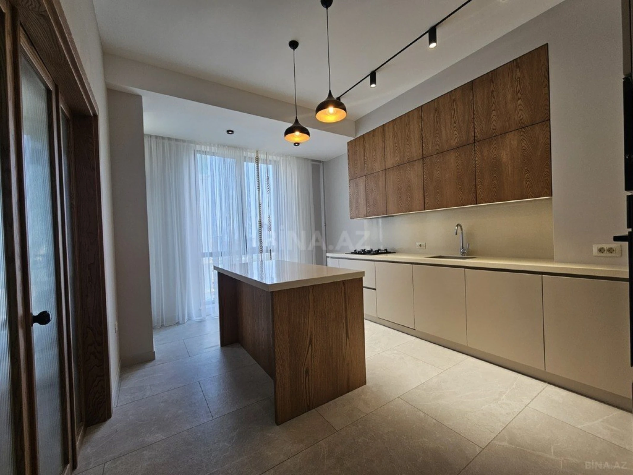 Satılır 3 otaqlı mənzil 134 m²