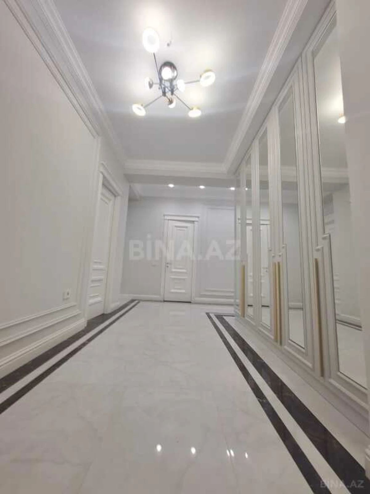 Satılır 3 otaqlı mənzil 131 m²