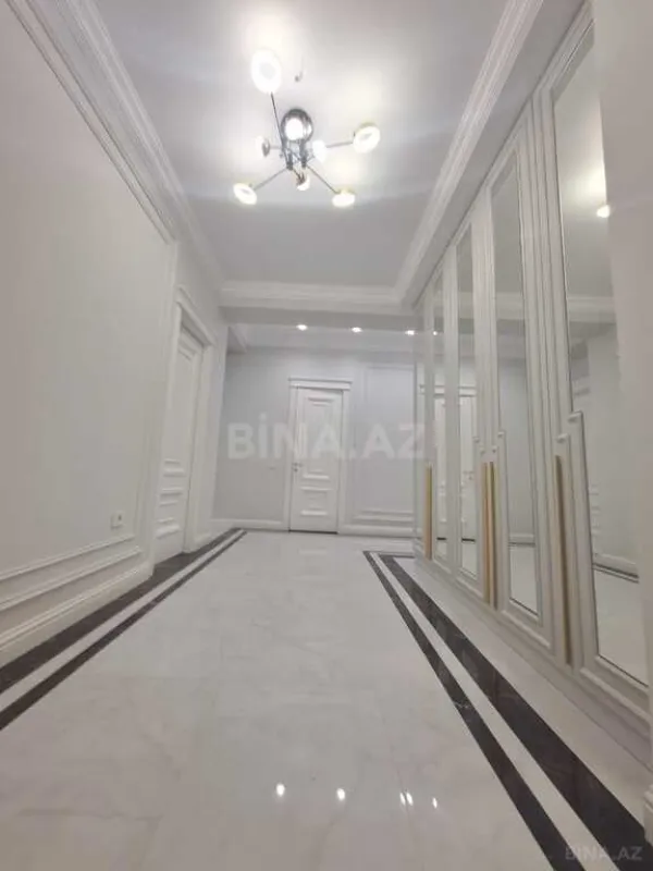 Satılır 3 otaqlı mənzil 131 m²