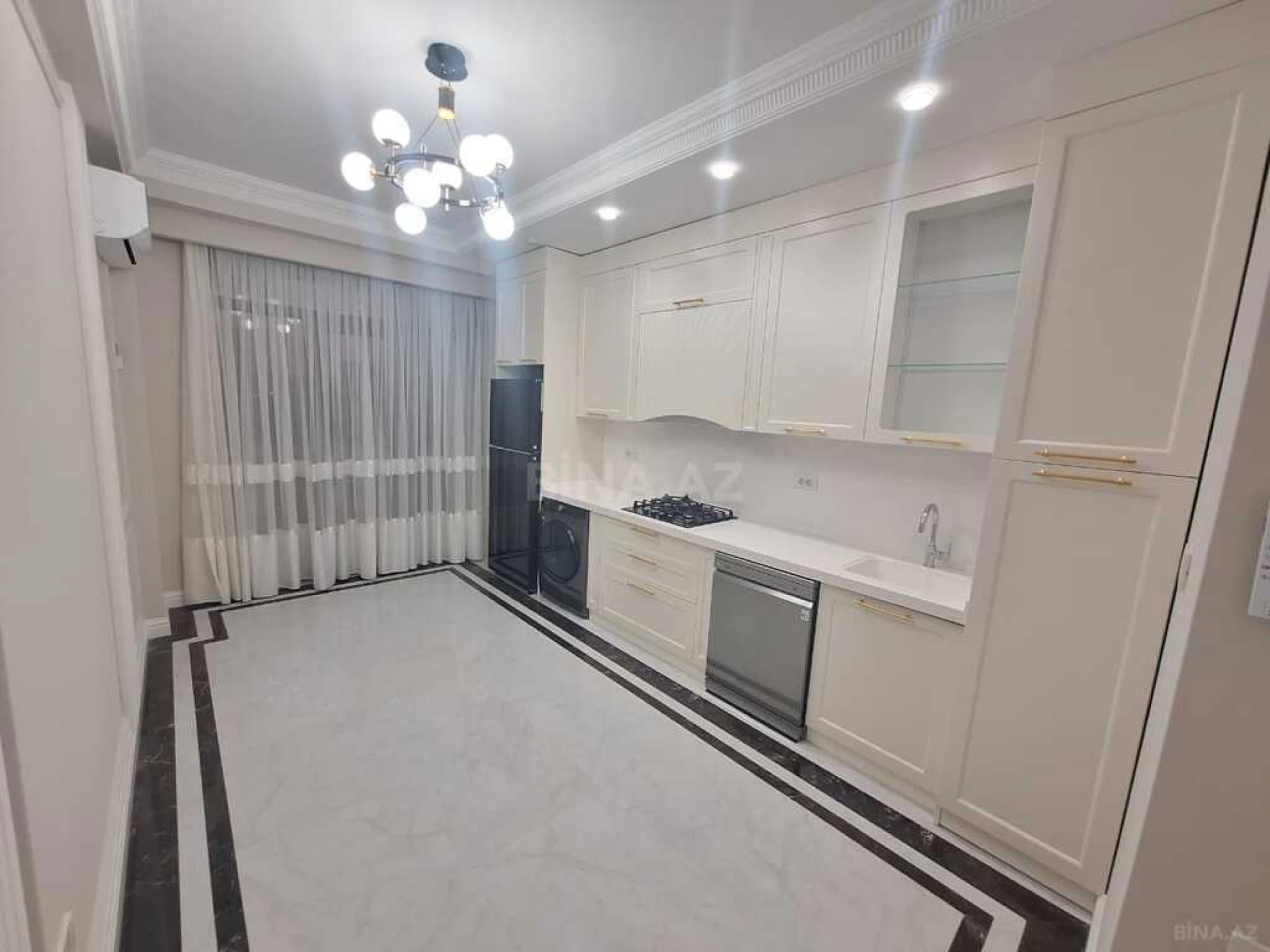Satılır 3 otaqlı mənzil 131 m²