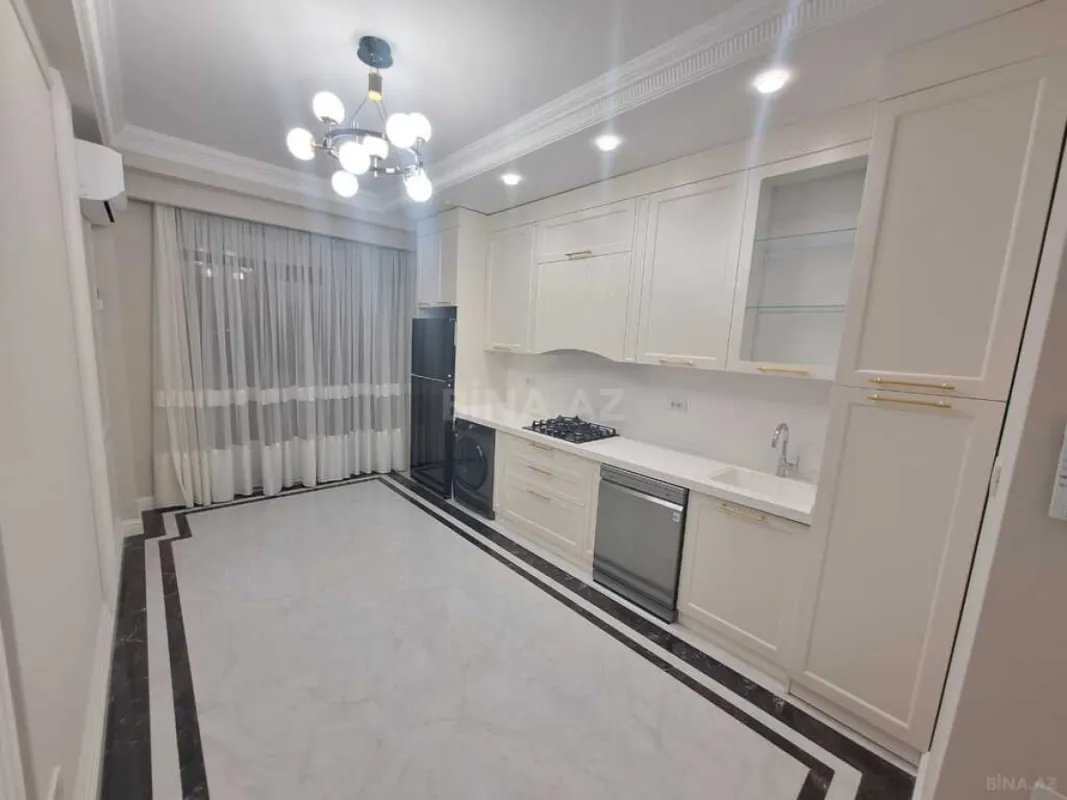 Satılır 3 otaqlı mənzil 131 m²