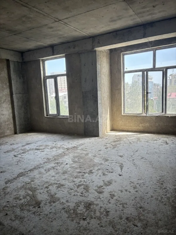 Satılır 5 otaqlı mənzil 330 m²