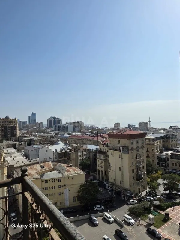 Satılır 5 otaqlı mənzil 330 m²