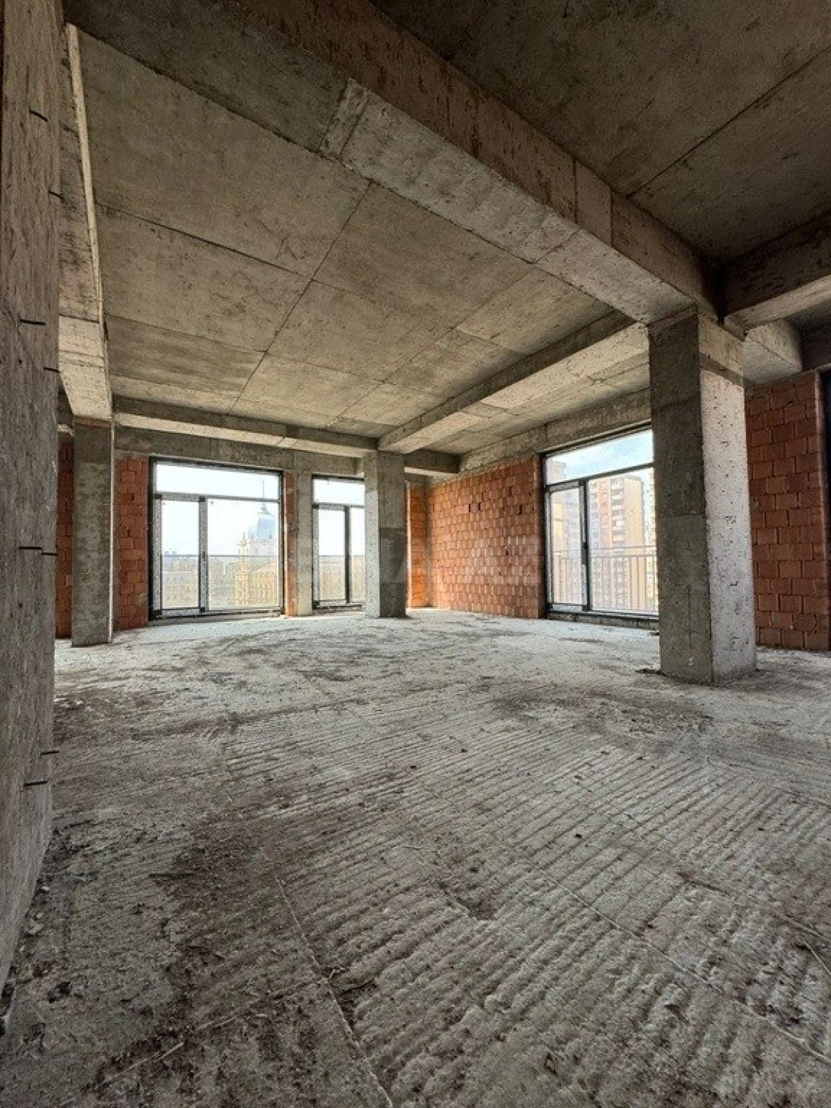 Satılır 5 otaqlı mənzil 330 m²