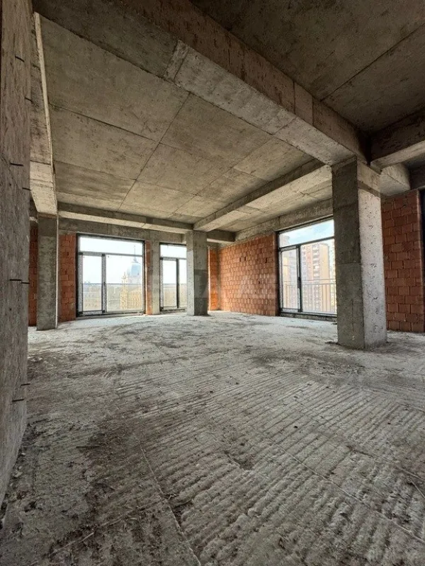 Satılır 5 otaqlı mənzil 330 m²