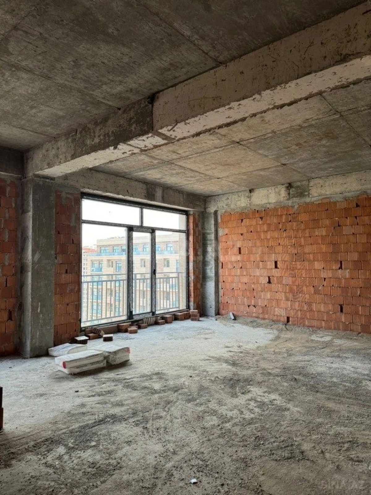 Satılır 5 otaqlı mənzil 330 m²