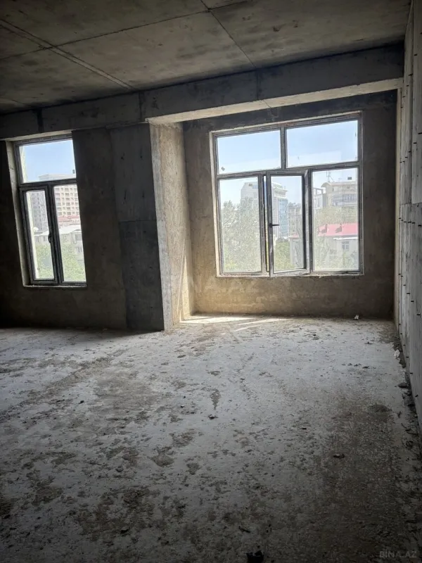Satılır 4 otaqlı mənzil 175 m²