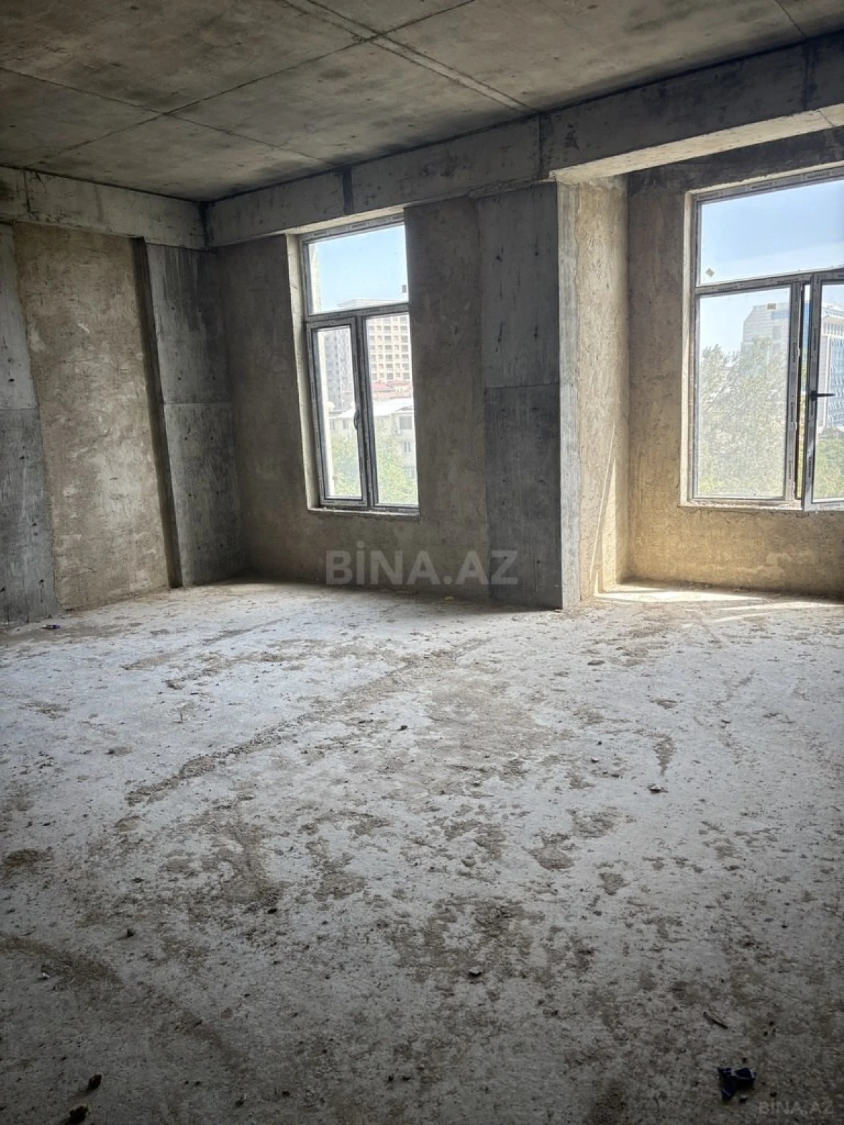 Satılır 4 otaqlı mənzil 175 m²