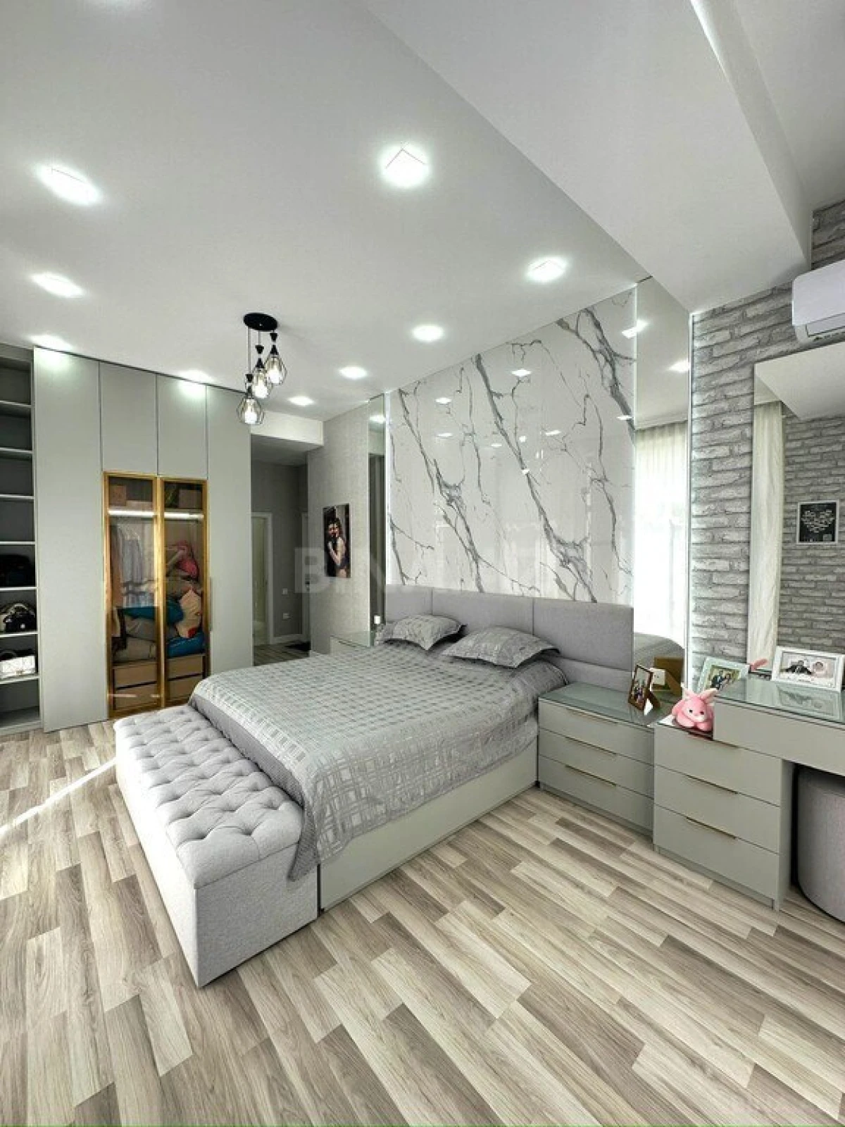 Satılır 4 otaqlı mənzil 127 m²