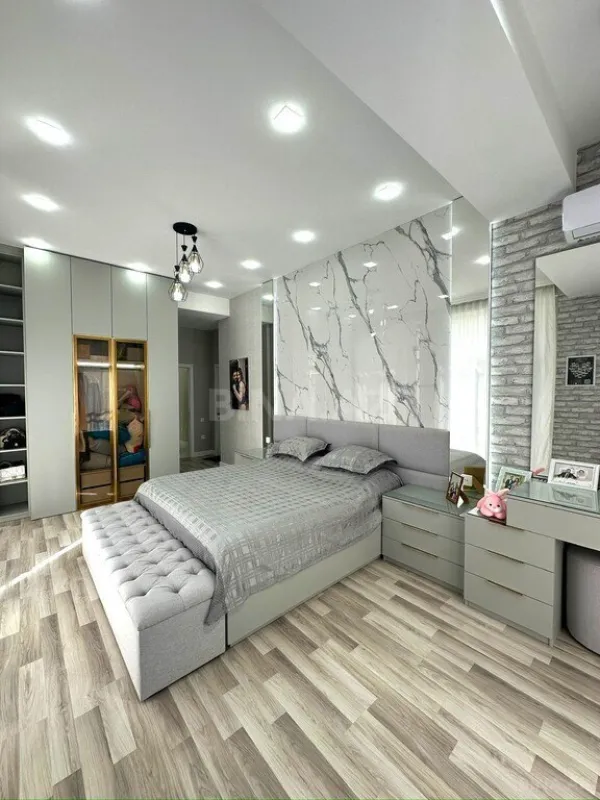 Satılır 4 otaqlı mənzil 127 m²