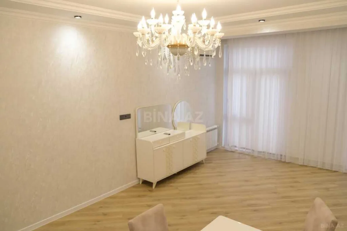 Satılır 4 otaqlı mənzil 151 m²