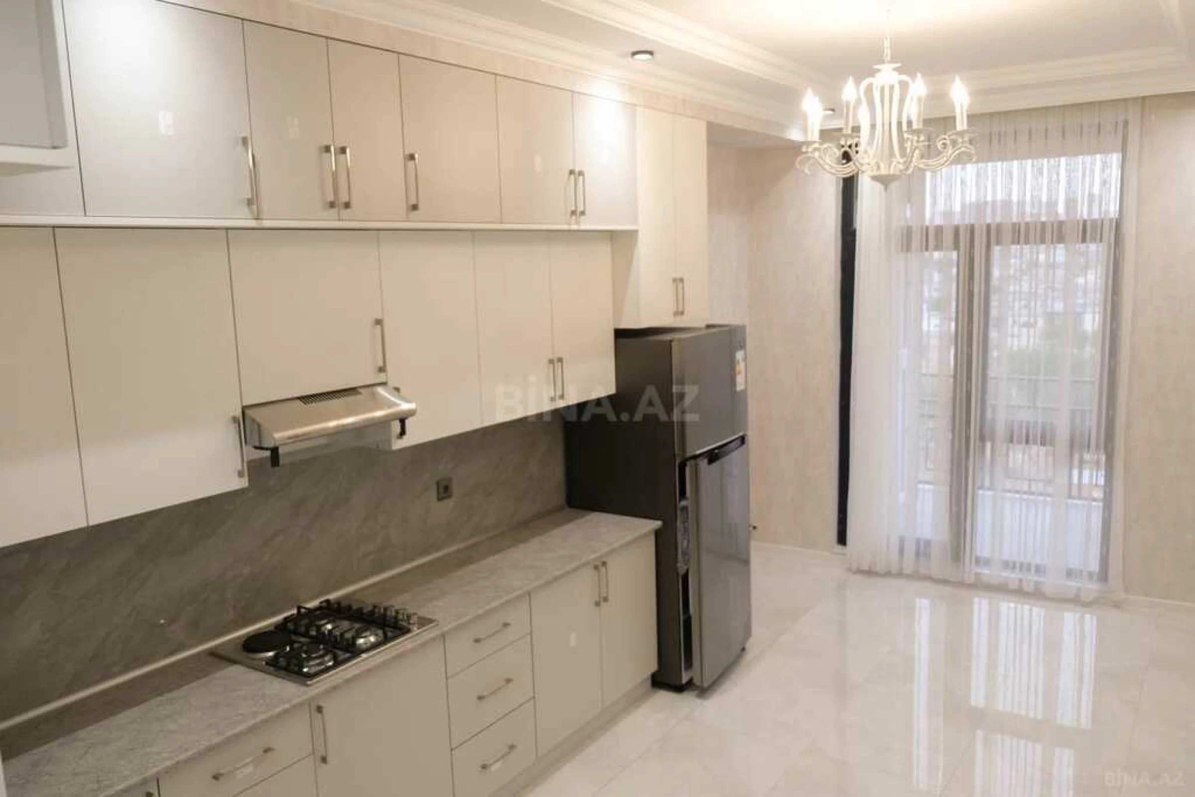 Satılır 4 otaqlı mənzil 151 m²