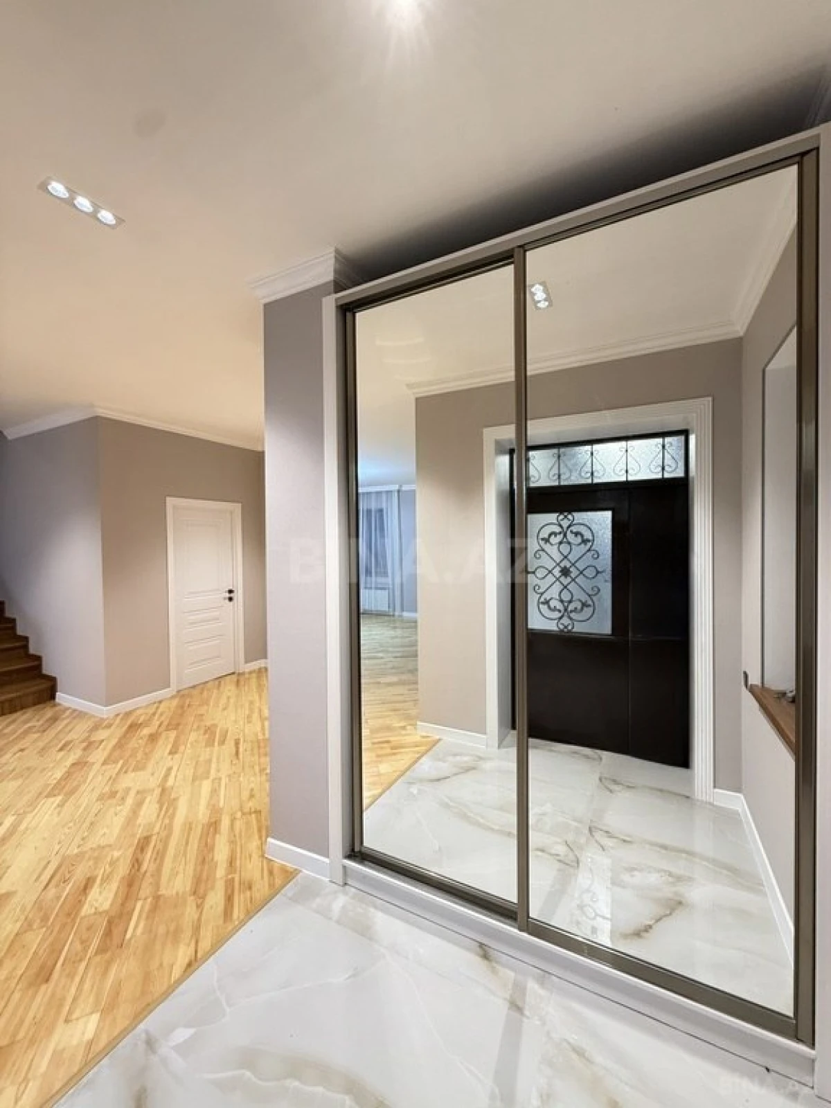 Satılır 6 otaqlı həyət evi 300 m²