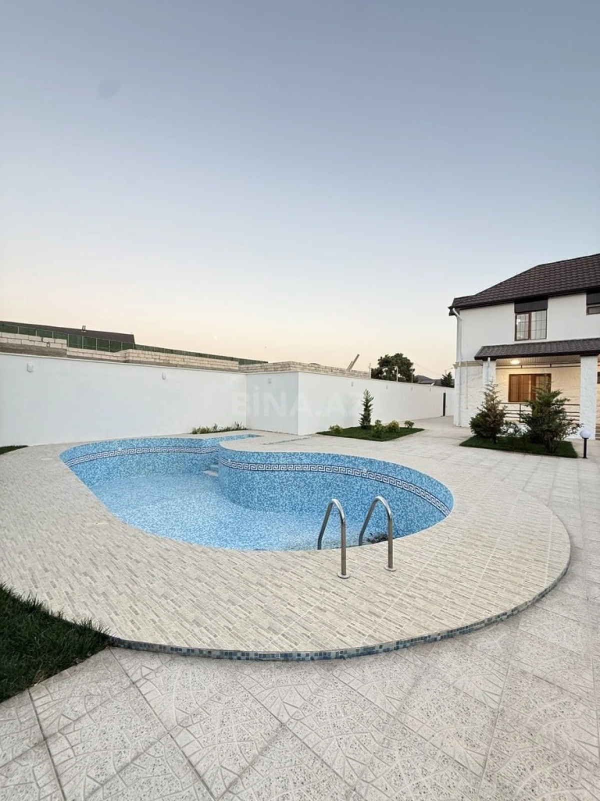 Satılır 6 otaqlı həyət evi 300 m²