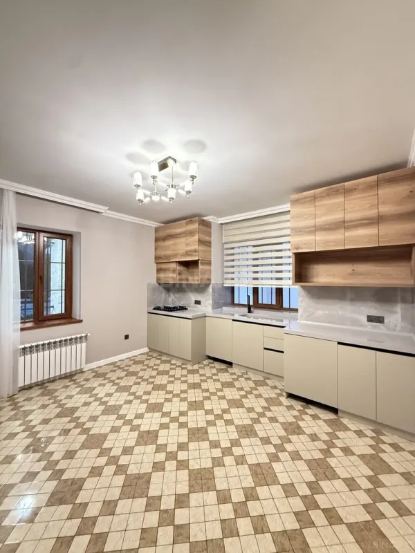 Satılır 6 otaqlı həyət evi 300 m²