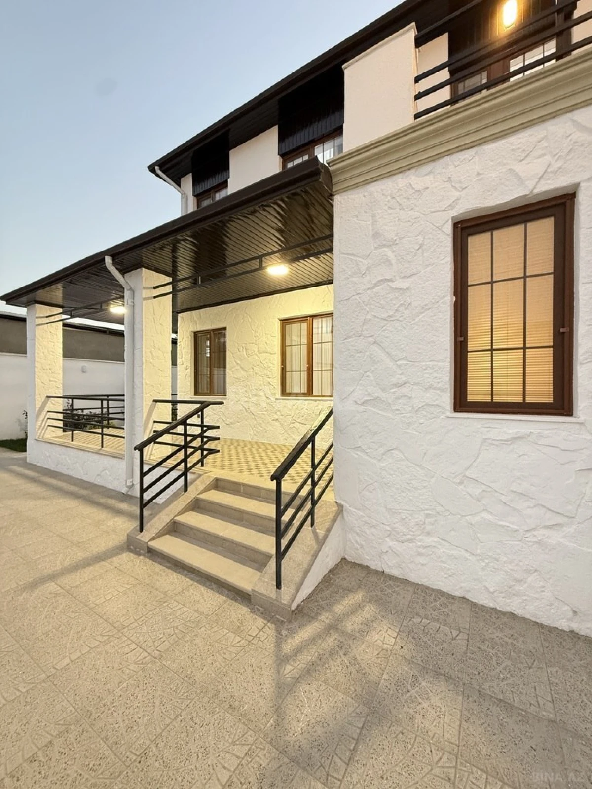 Satılır 6 otaqlı həyət evi 300 m²