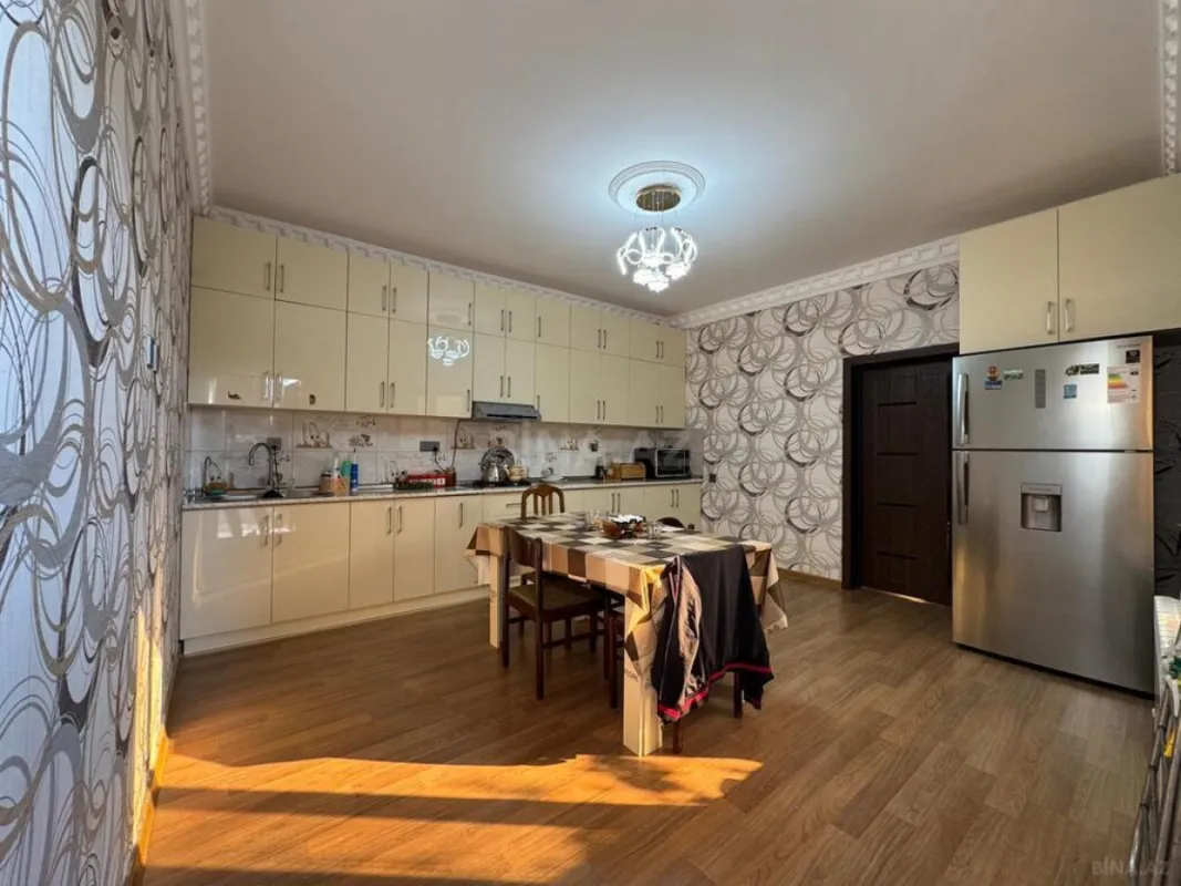 Satılır 5 otaqlı həyət evi 240 m²