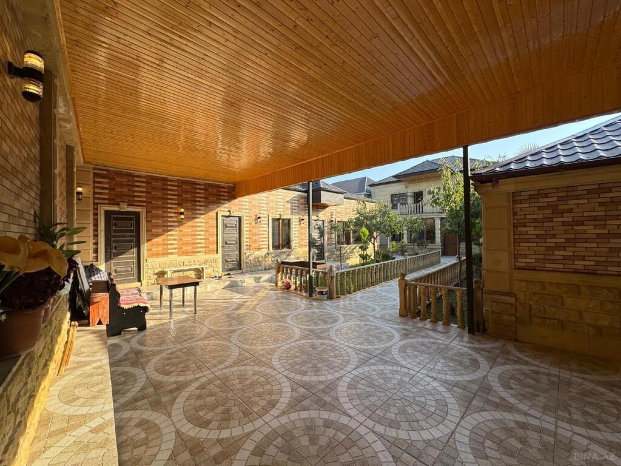 Satılır 5 otaqlı həyət evi 240 m²