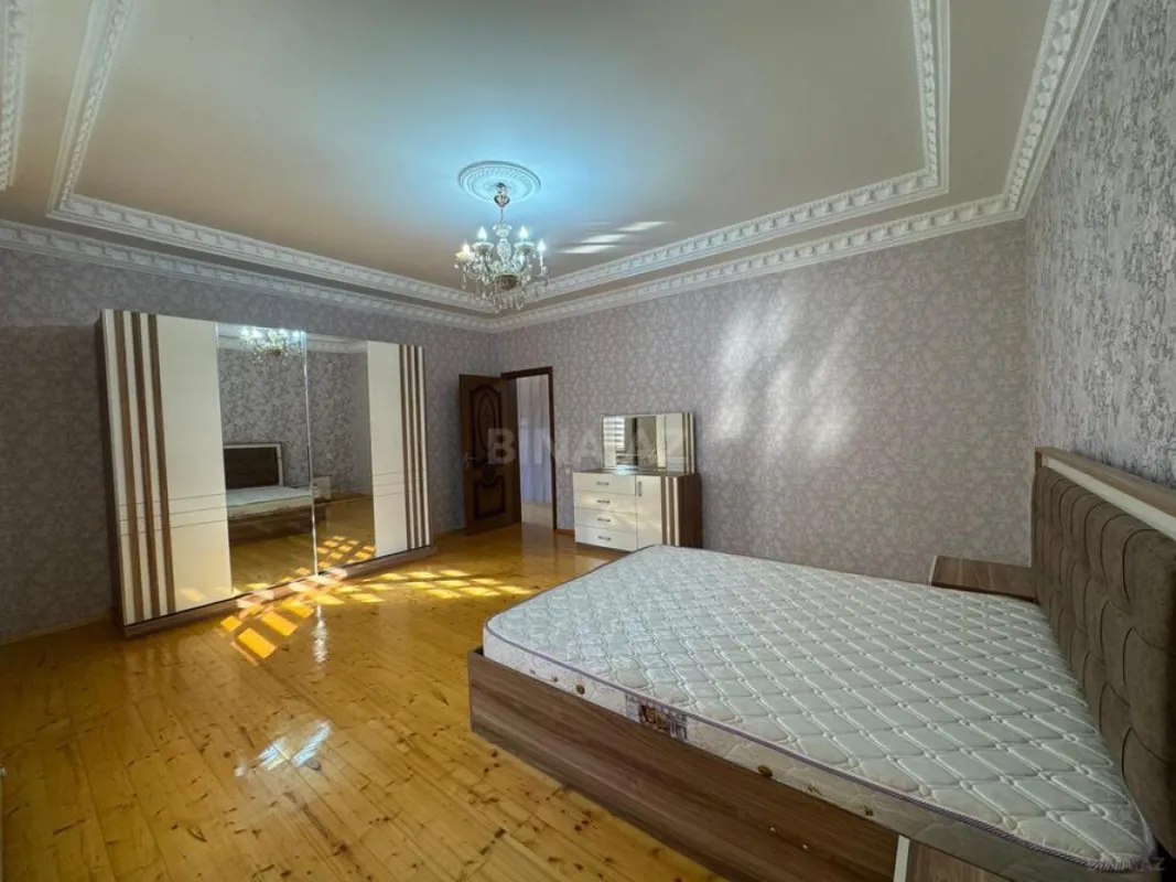Satılır 5 otaqlı həyət evi 240 m²