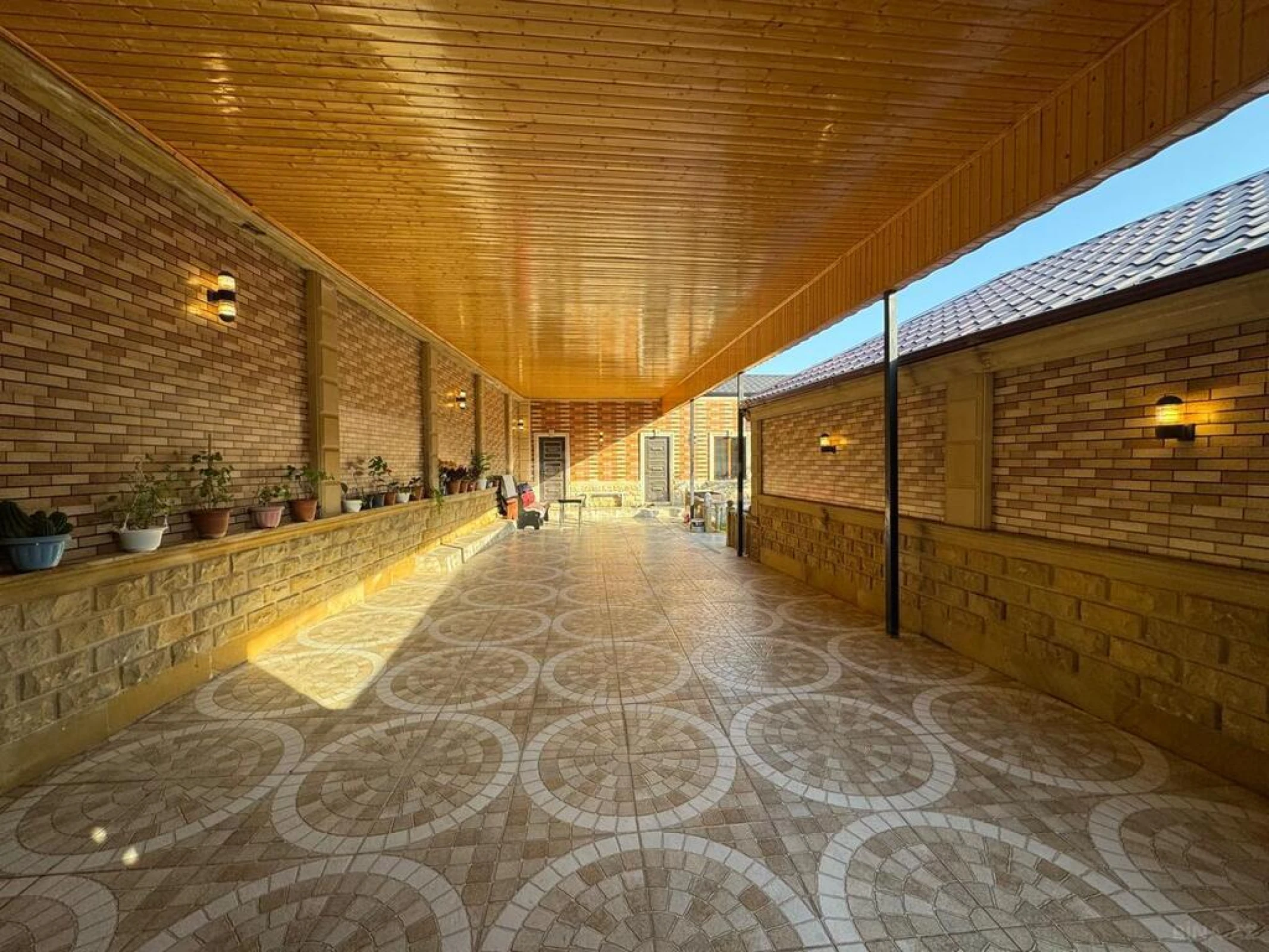 Satılır 5 otaqlı həyət evi 240 m²