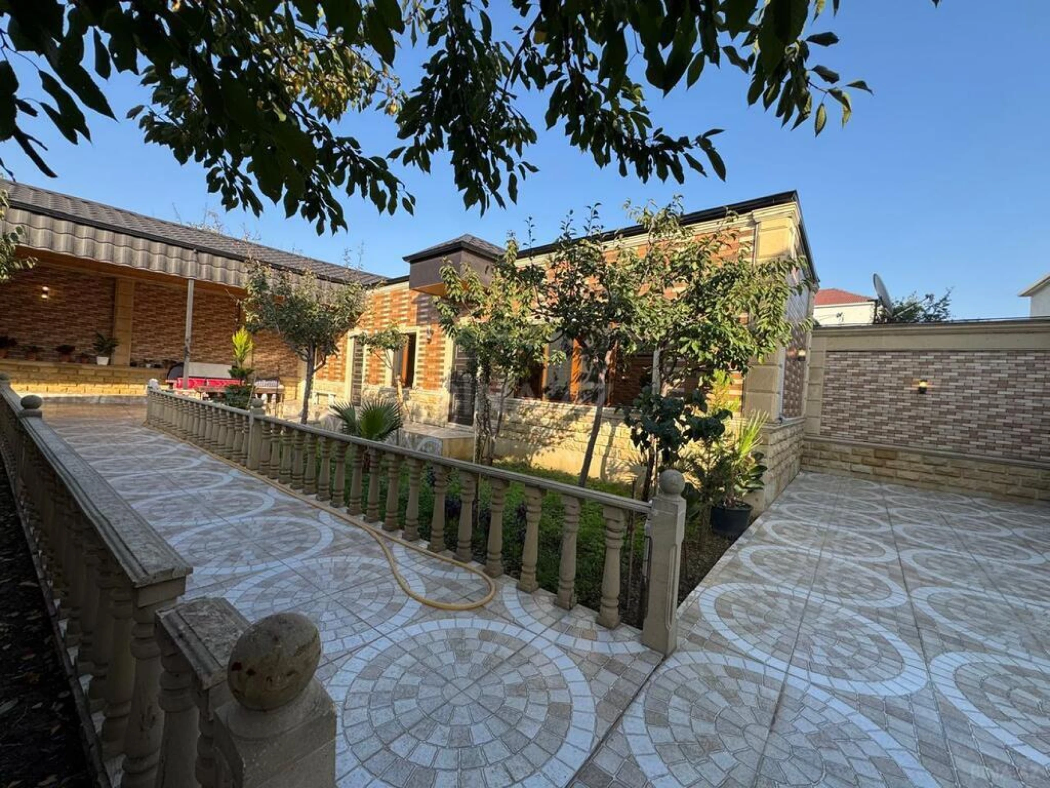 Satılır 5 otaqlı həyət evi 240 m²
