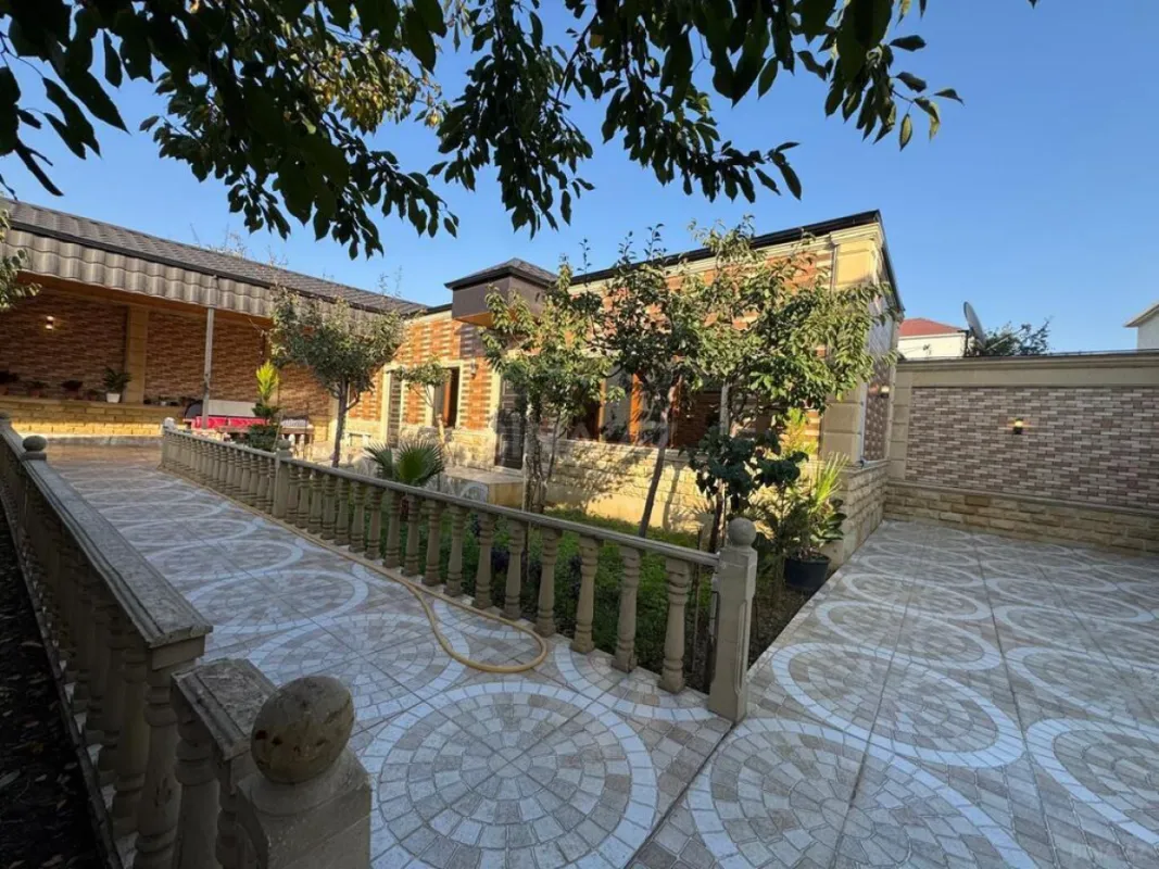 Satılır 5 otaqlı həyət evi 240 m²