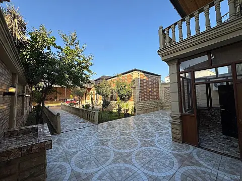 Satılır 5 otaqlı həyət evi 240 m²