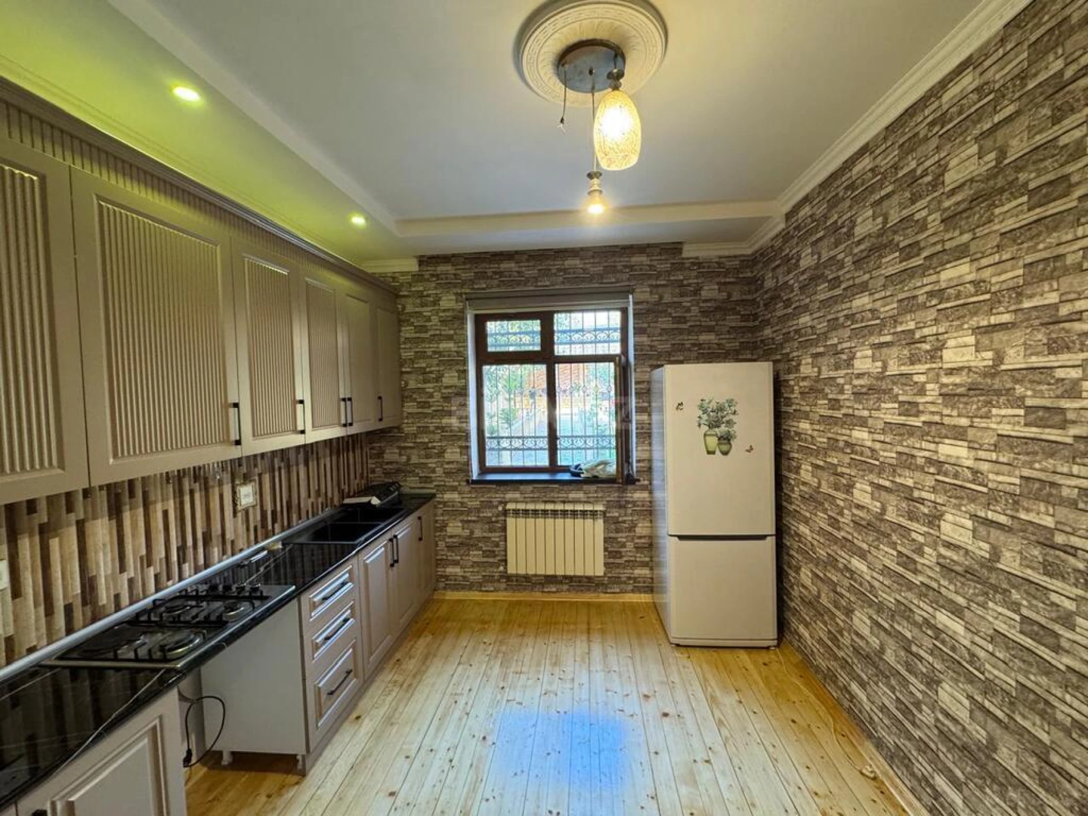 Satılır 5 otaqlı həyət evi 240 m²