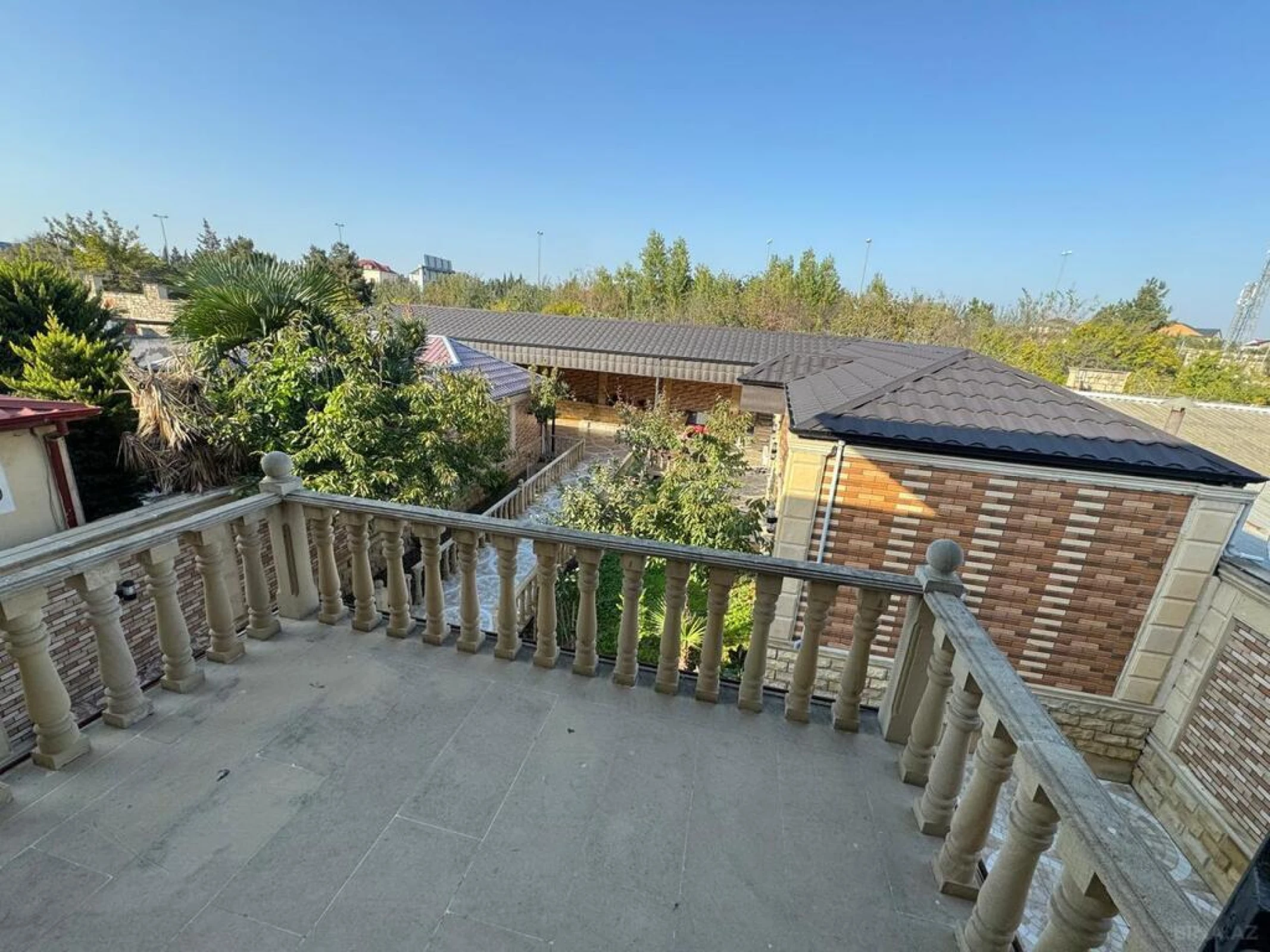 Satılır 5 otaqlı həyət evi 240 m²