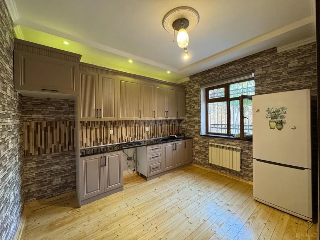 Satılır 5 otaqlı həyət evi 240 m²