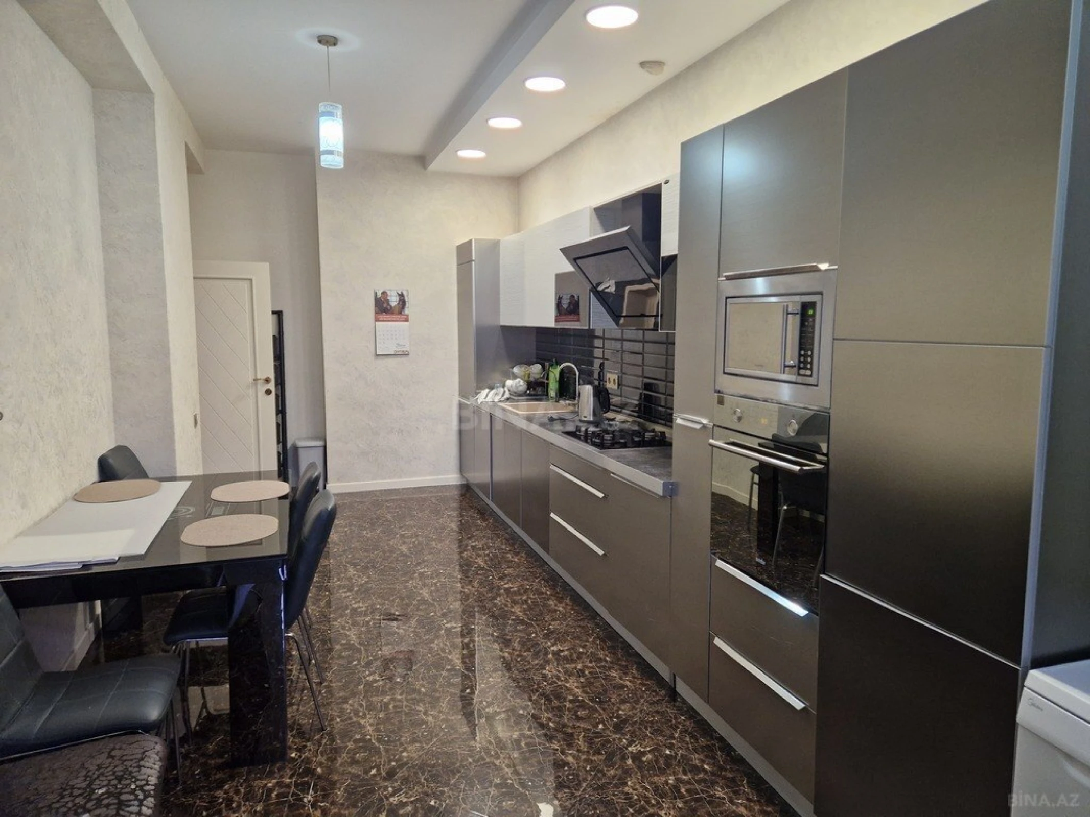 Kirayə verilir 4 otaqlı mənzil 180 m²