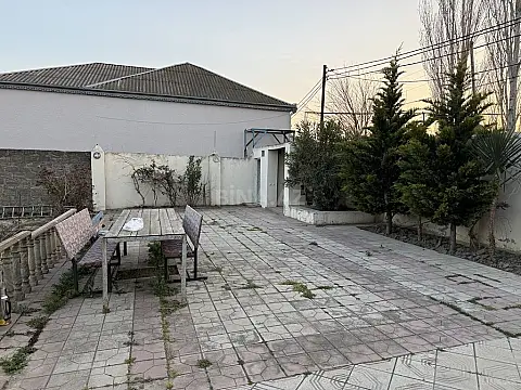 Satılır 4 otaqlı həyət evi 240 m²