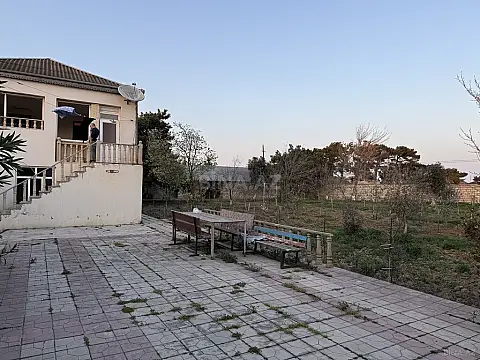 Satılır 4 otaqlı həyət evi 240 m²