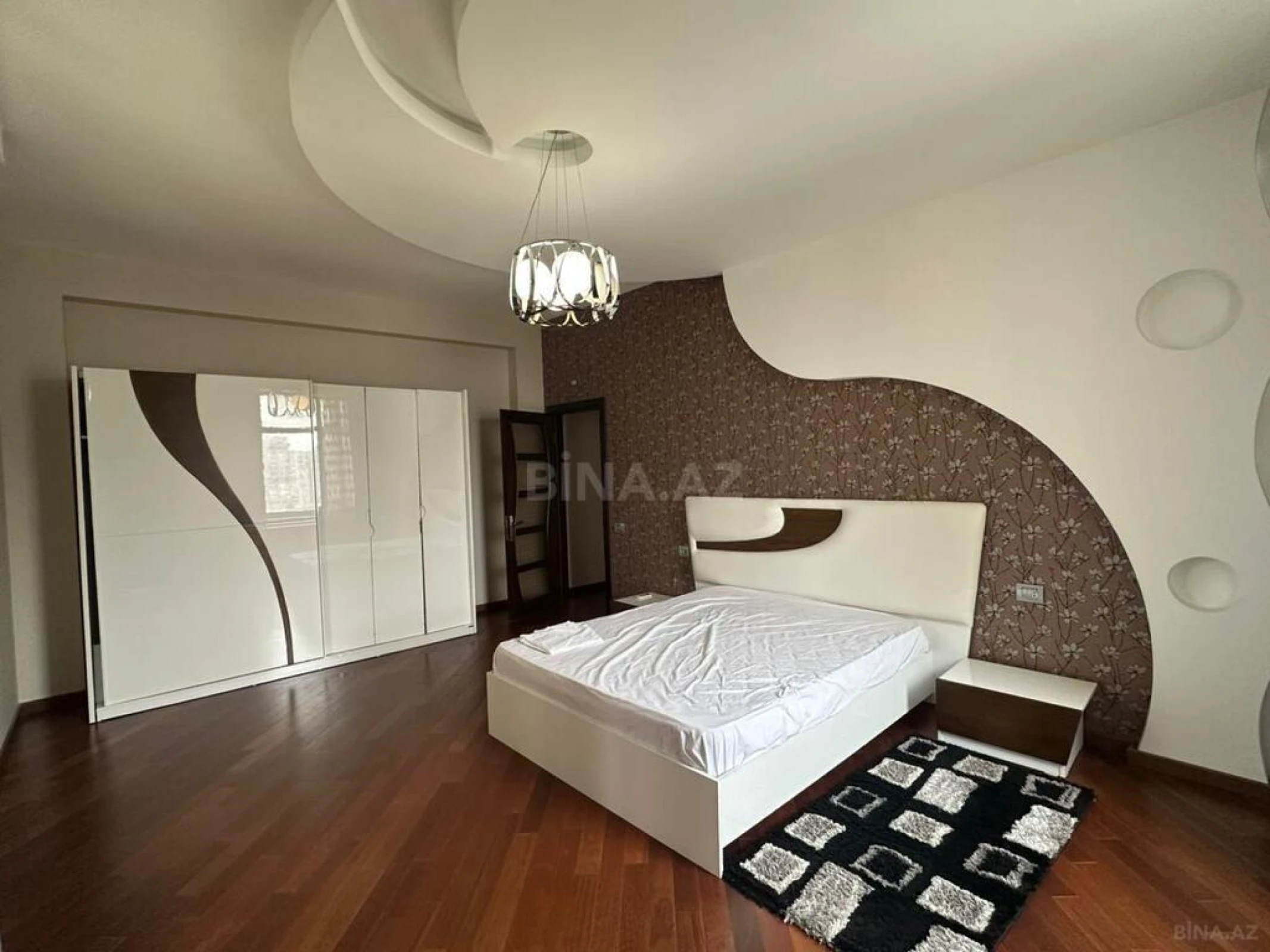Kirayə verilir 4 otaqlı mənzil 215 m²