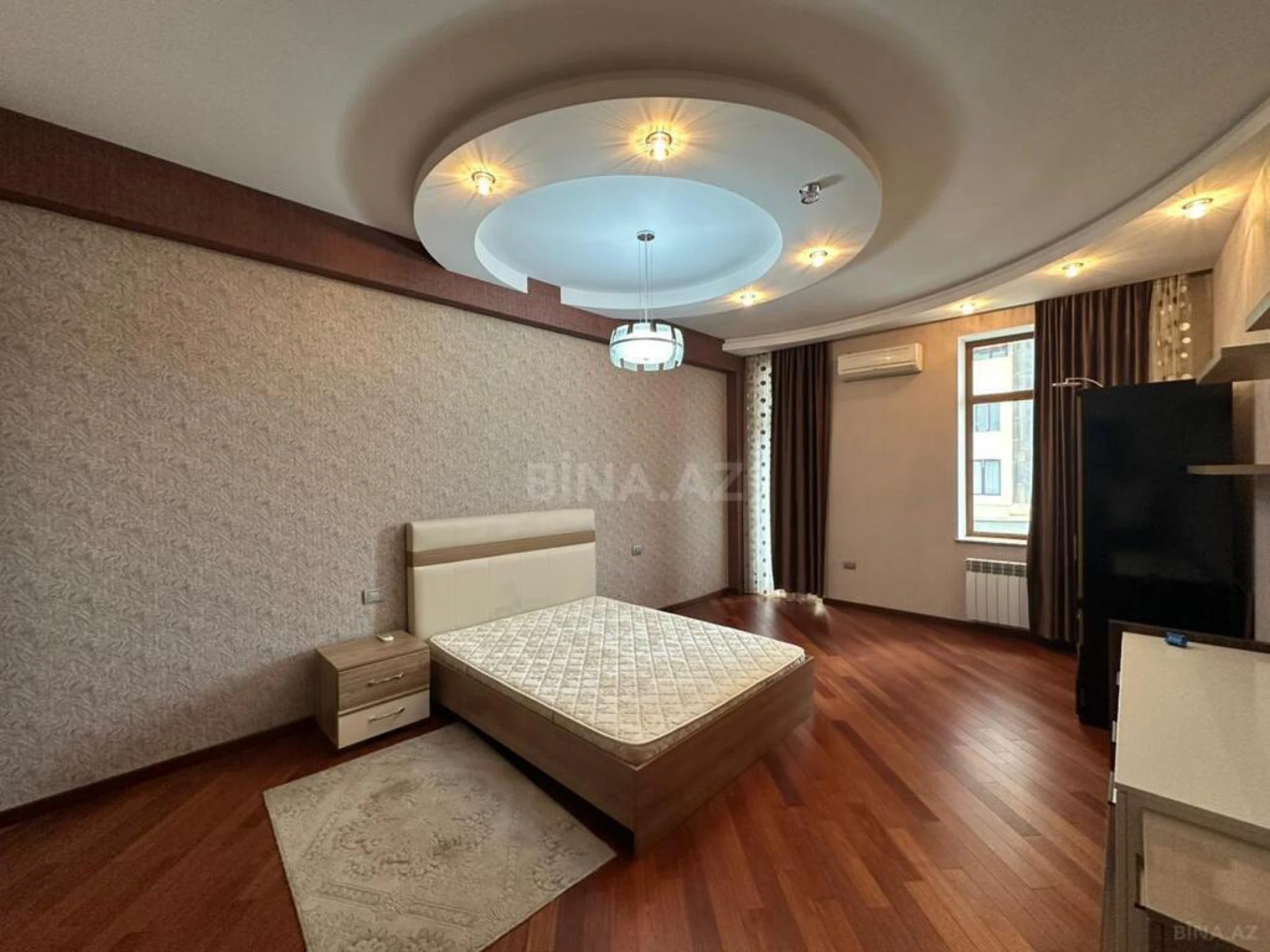 Kirayə verilir 4 otaqlı mənzil 215 m²