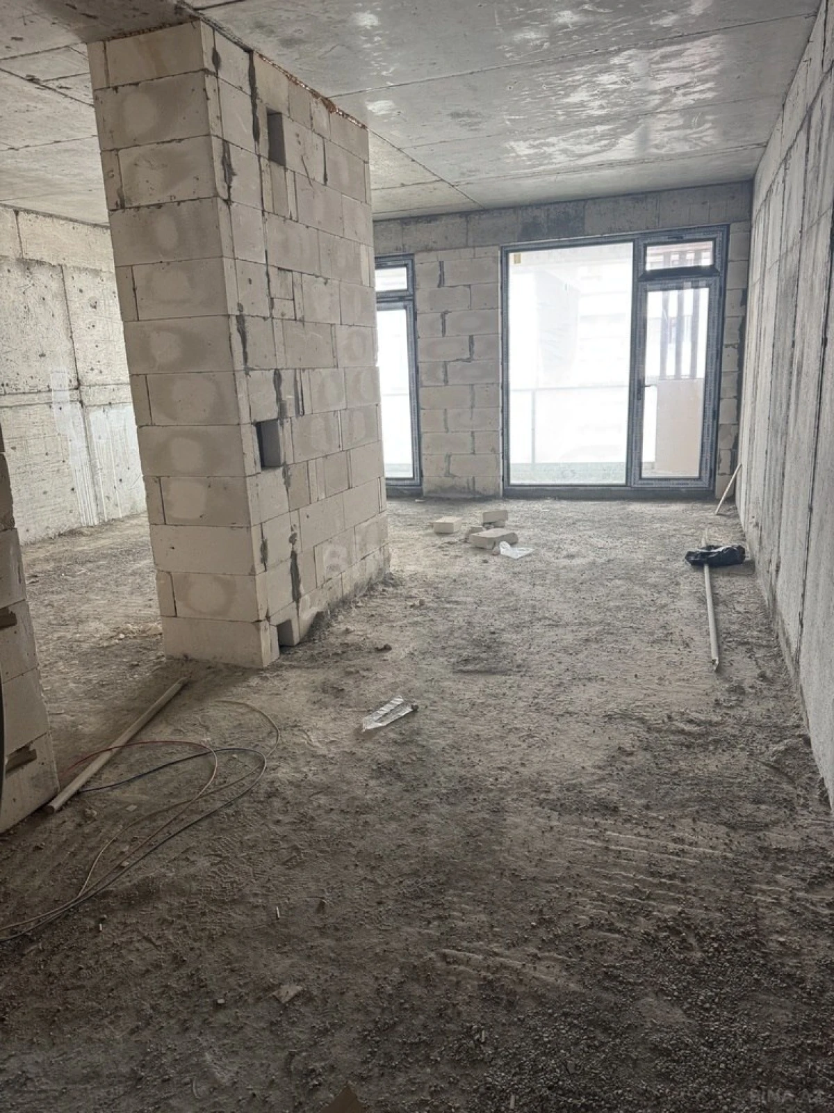 Satılır 2 otaqlı mənzil 108 m²