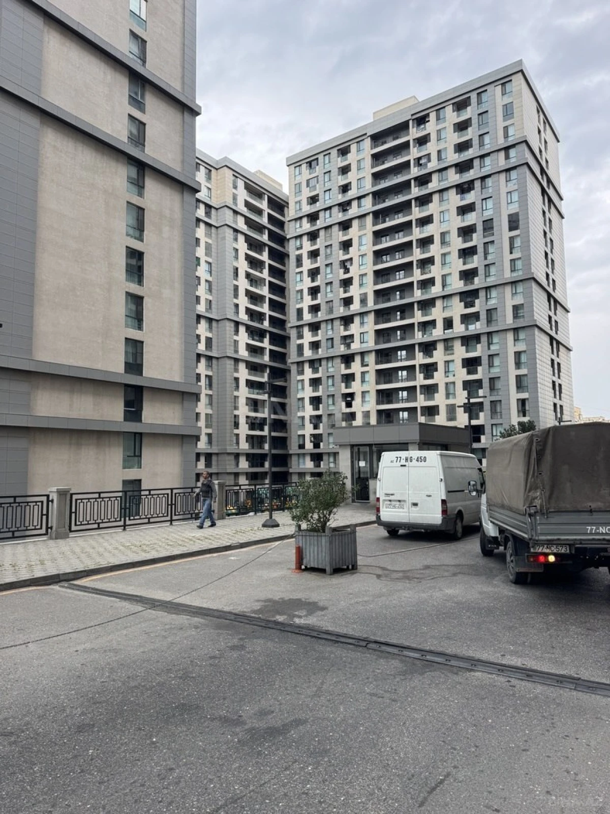 Satılır 2 otaqlı mənzil 108 m²