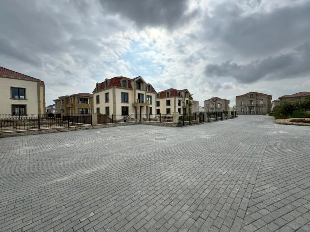 Satılır 8 otaqlı həyət evi 345 m²
