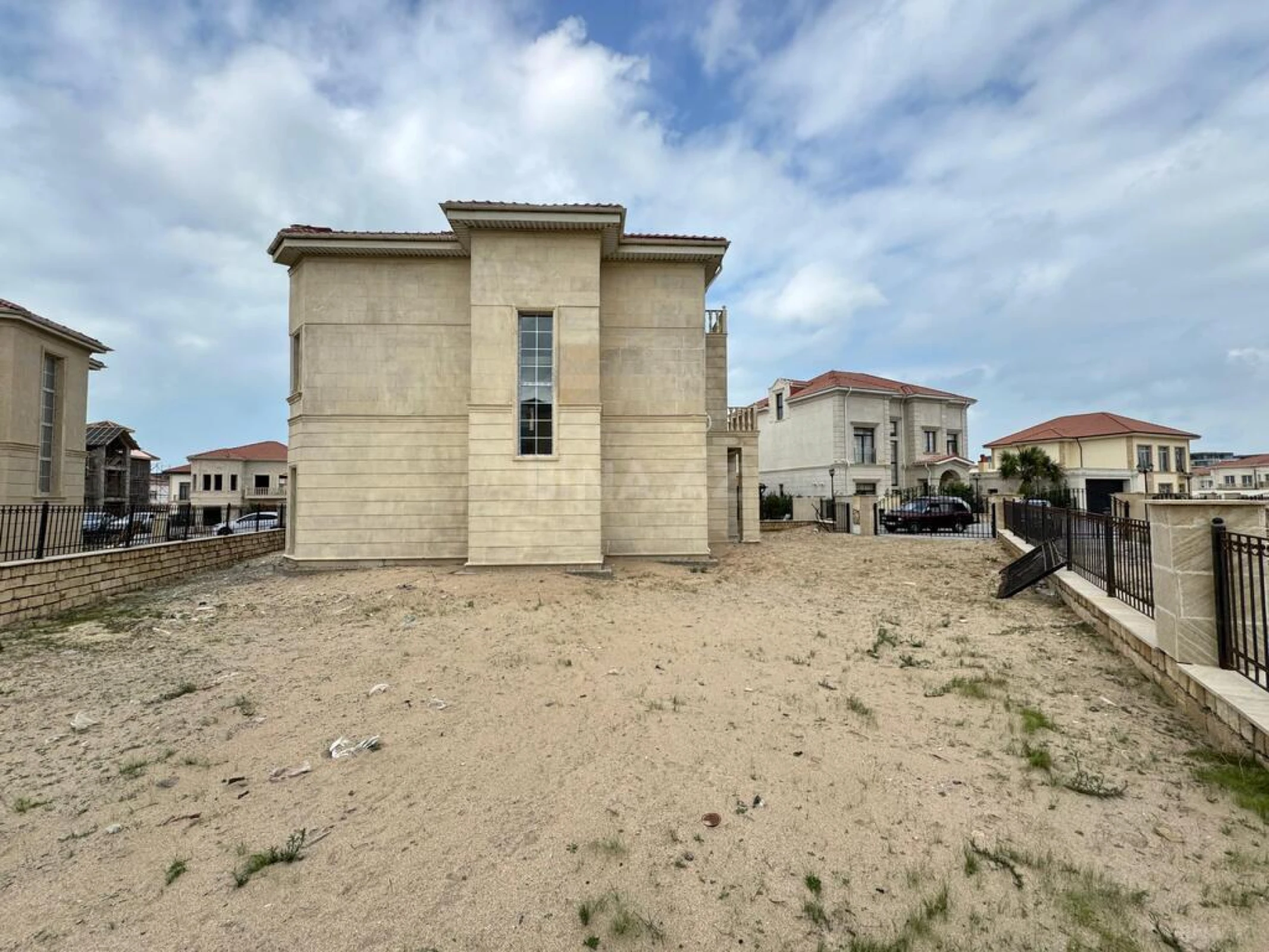 Satılır 8 otaqlı həyət evi 345 m²