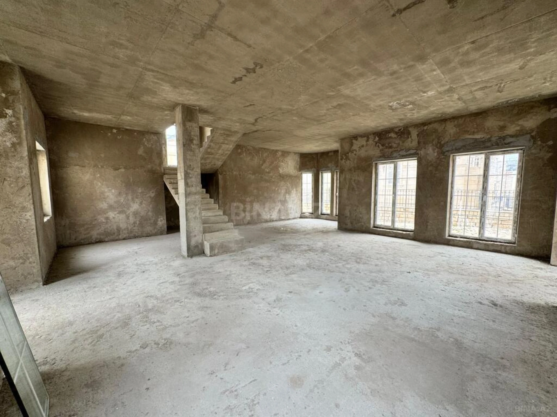 Satılır 8 otaqlı həyət evi 345 m²