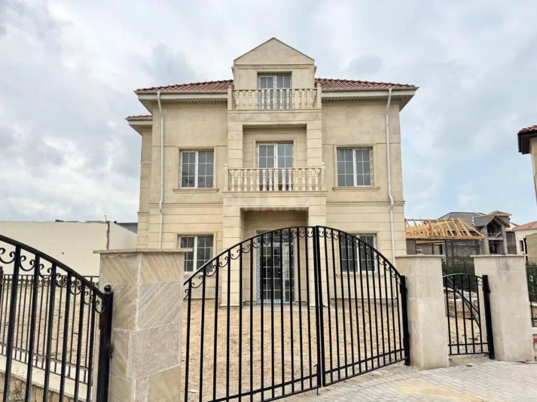 Satılır 8 otaqlı həyət evi 345 m²