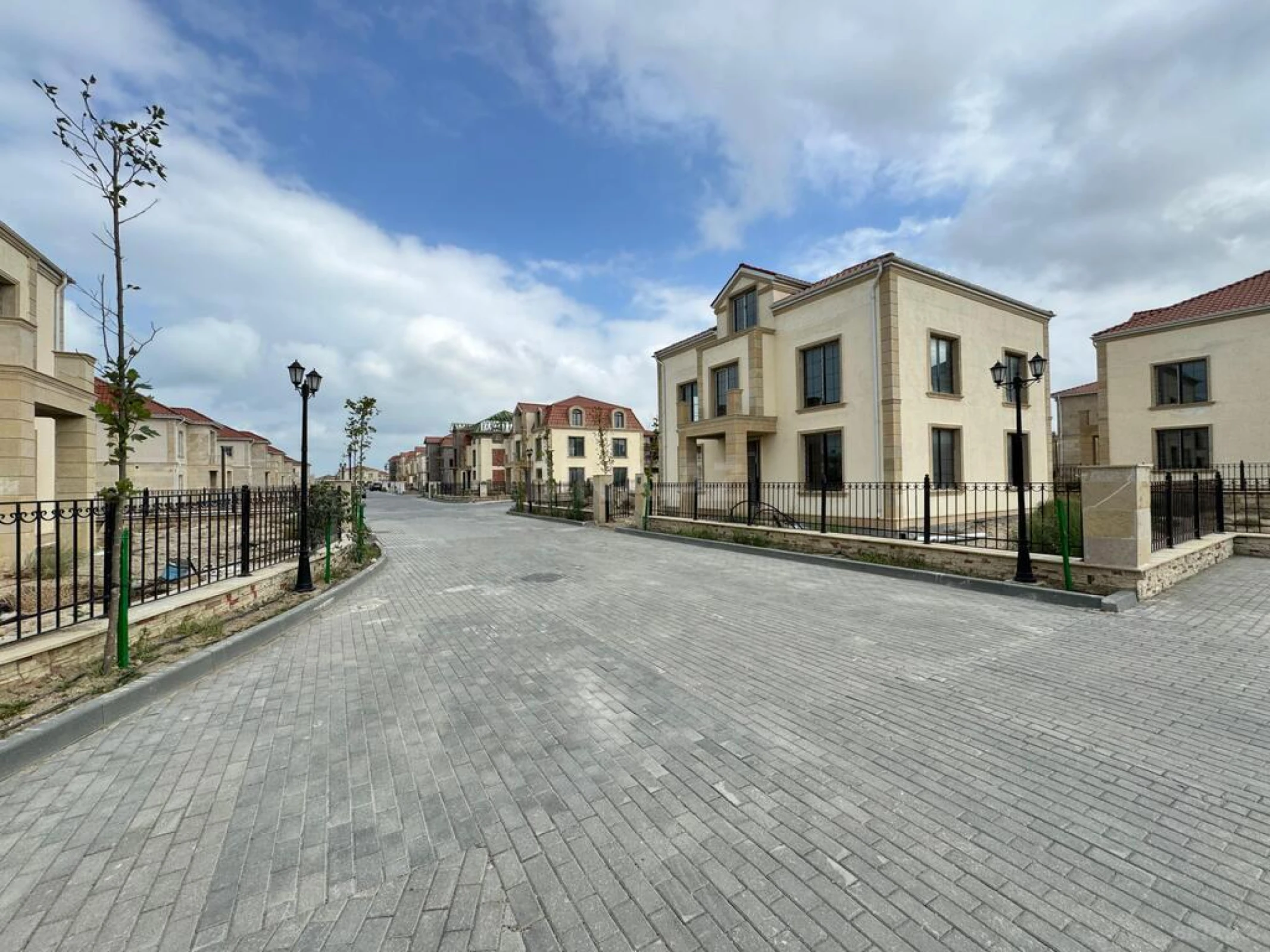 Satılır 8 otaqlı həyət evi 345 m²