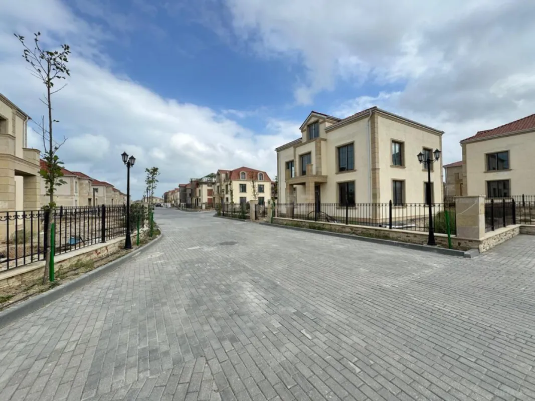 Satılır 8 otaqlı həyət evi 345 m²