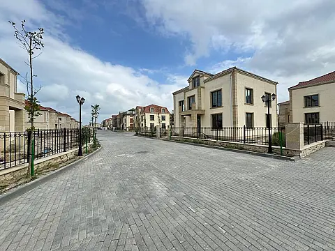 Satılır 8 otaqlı həyət evi 345 m²